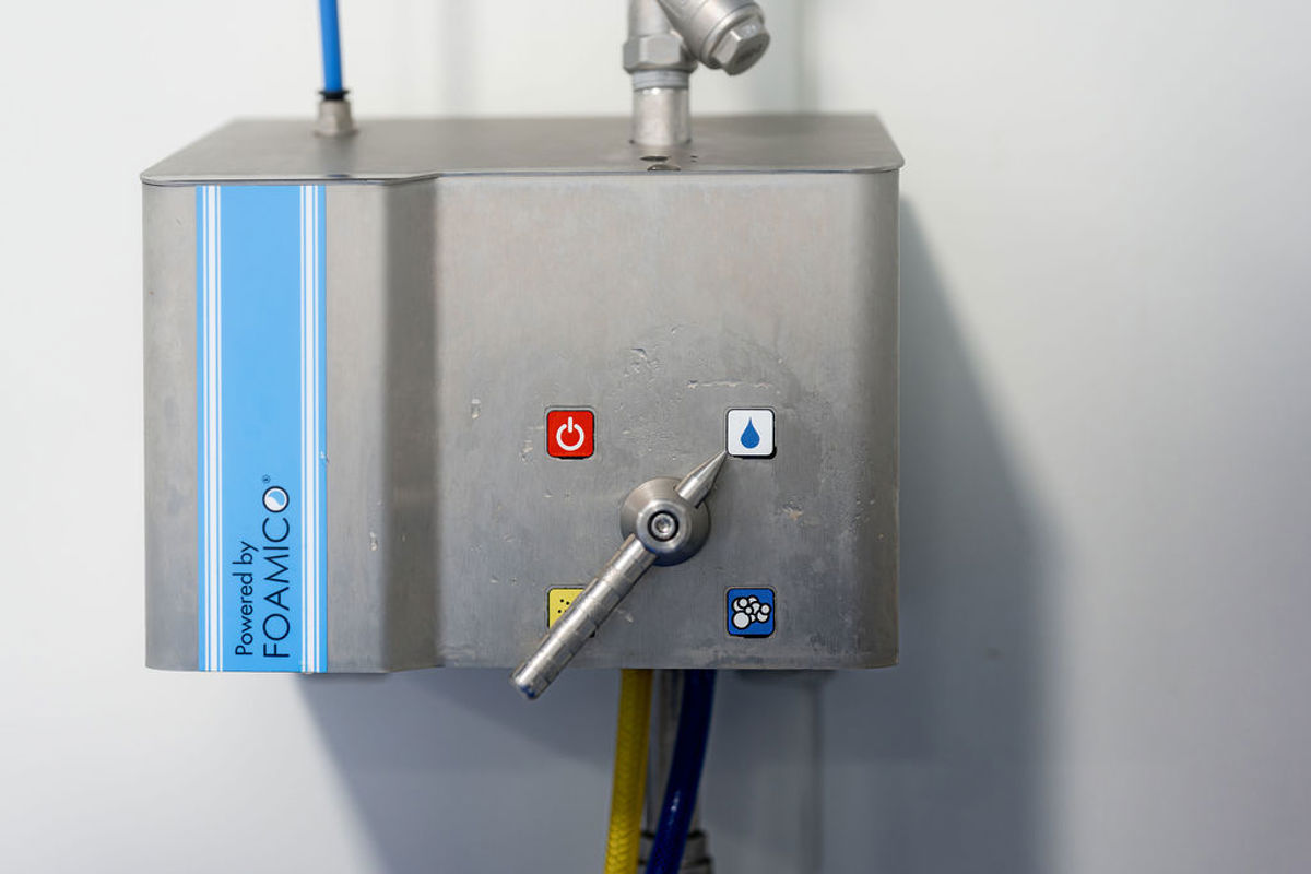 Wall-mounted Foamico satellite in a production hall