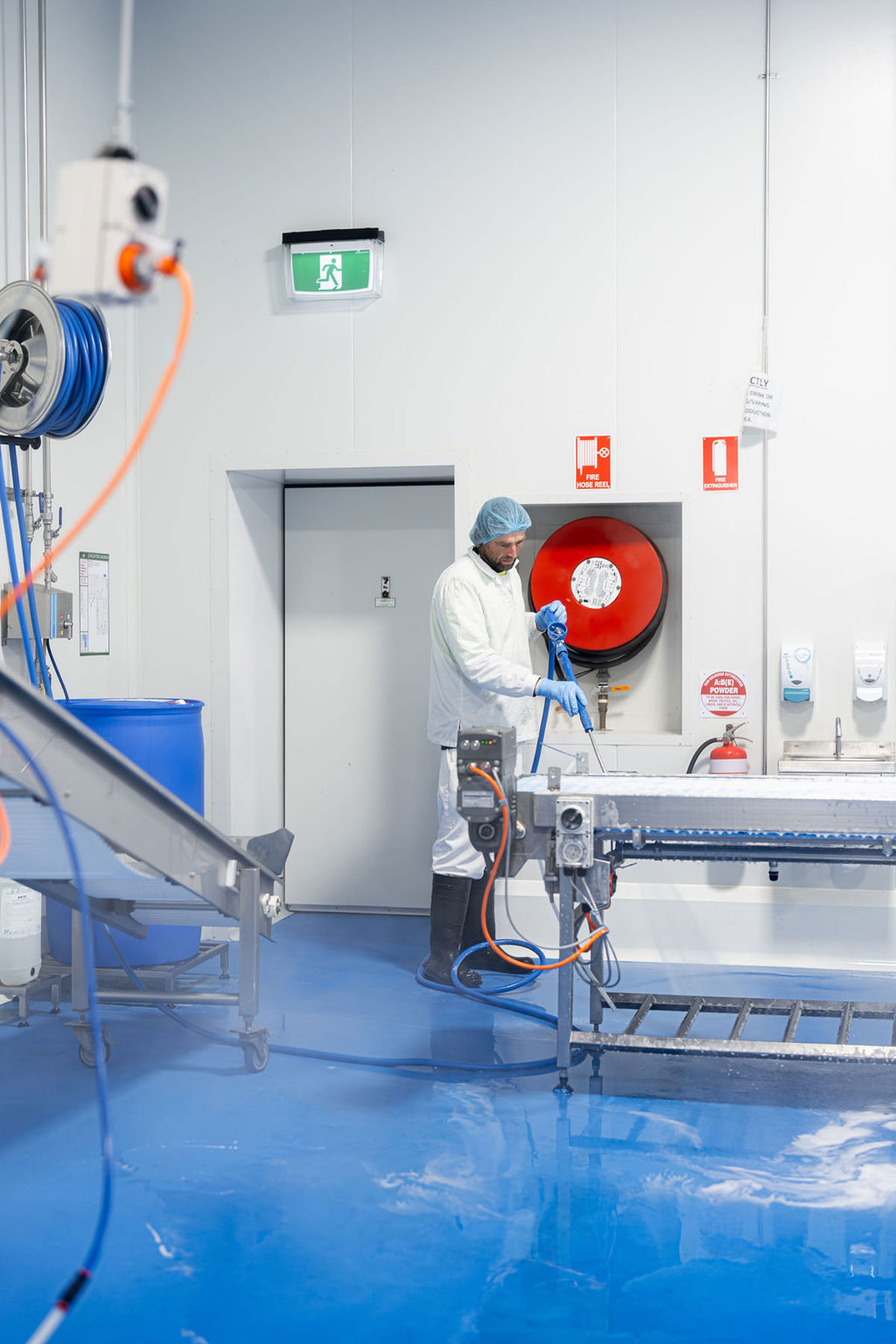 Cleaning zone in a food production facility